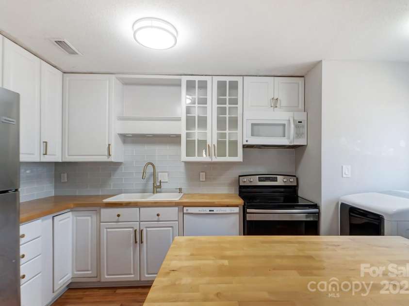 1915 Countrymens Court, Charlotte, NC 28210.  MLS# CAR4238967, YatesRealty ID 4312. 