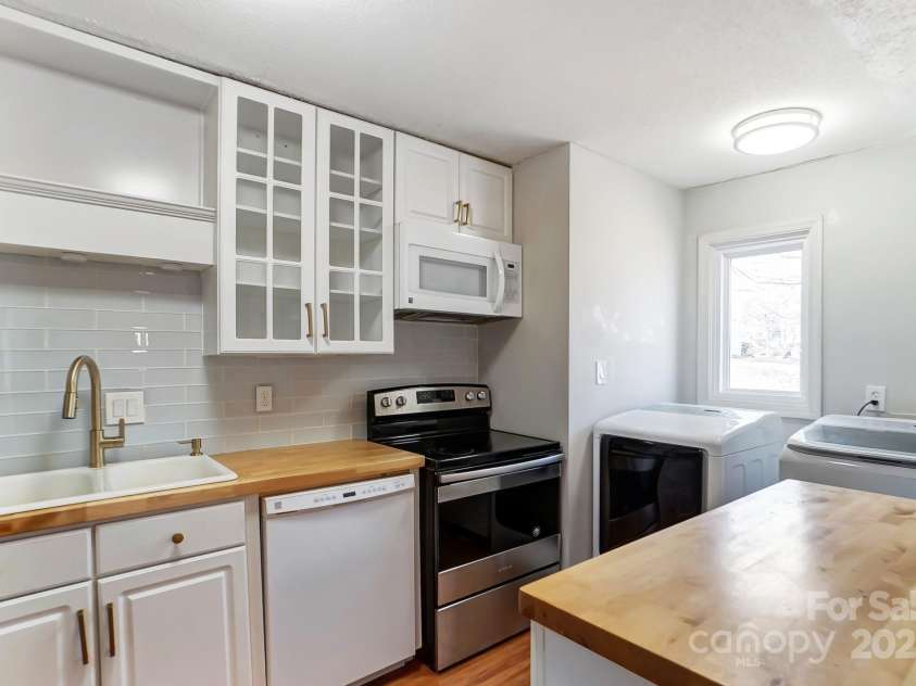 1915 Countrymens Court, Charlotte, NC 28210.  MLS# CAR4238967, YatesRealty ID 4312. 