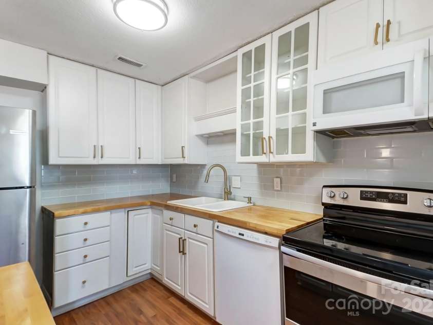 1915 Countrymens Court, Charlotte, NC 28210.  MLS# CAR4238967, YatesRealty ID 4312. 