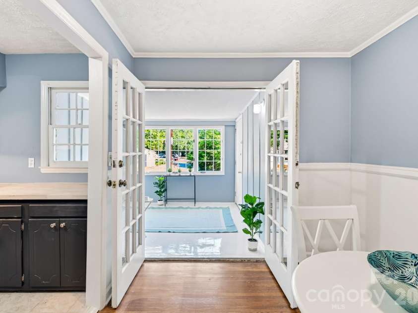 918 McAlway Road, Charlotte, NC 28211.  MLS# CAR4404496, YatesRealty ID 43126. 
