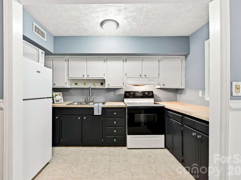 918 McAlway Road, Charlotte, NC 28211.  MLS# CAR4404496, YatesRealty ID 43126. 