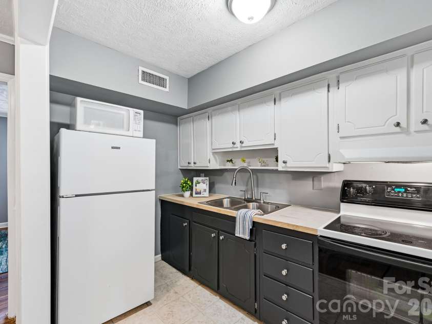 918 McAlway Road, Charlotte, NC 28211.  MLS# CAR4404496, YatesRealty ID 43126. 
