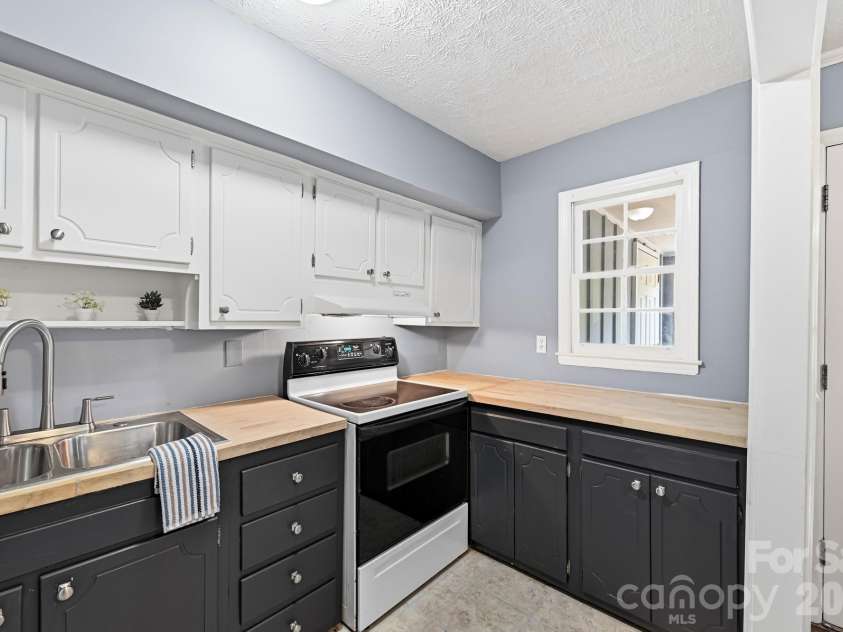 918 McAlway Road, Charlotte, NC 28211.  MLS# CAR4404496, YatesRealty ID 43126. 