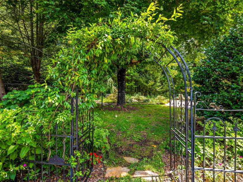440 Rickel Drive, Hendersonville, NC 28739.  MLS# CAR4292557, YatesRealty ID 4313. 