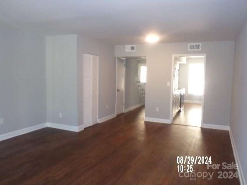 7118 Quail Meadow Lane, Charlotte, NC 28210.  MLS# CAR4178387, YatesRealty ID 4313. Family Room
