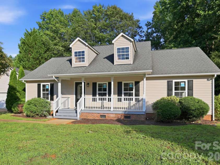 910 Little Brook Circle, York, SC 29745.  MLS# CAR4409495, YatesRealty ID 43130. Front of home