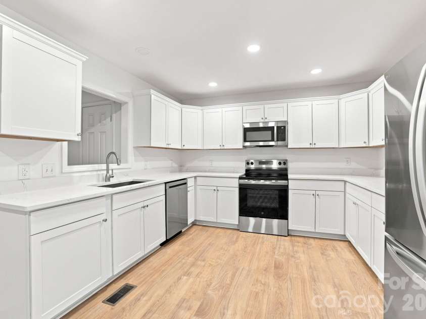 910 Little Brook Circle, York, SC 29745.  MLS# CAR4409495, YatesRealty ID 43130. Kitchen