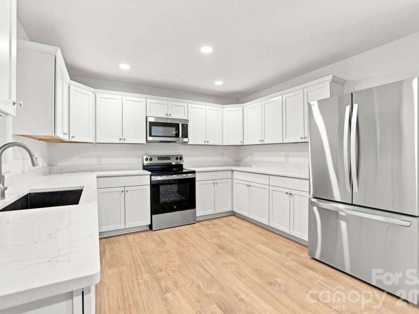910 Little Brook Circle, York, SC 29745.  MLS# CAR4409495, YatesRealty ID 43130. Kitchen