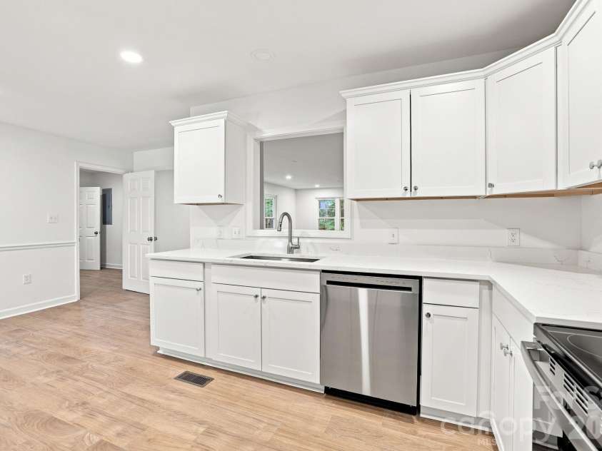 910 Little Brook Circle, York, SC 29745.  MLS# CAR4409495, YatesRealty ID 43130. Kitchen