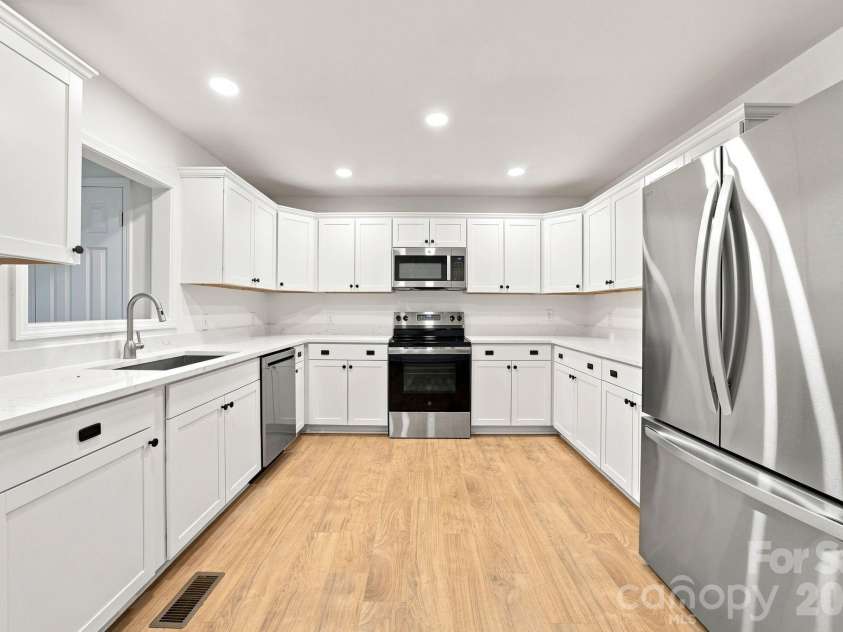 910 Little Brook Circle, York, SC 29745.  MLS# CAR4409495, YatesRealty ID 43130. Kitchen