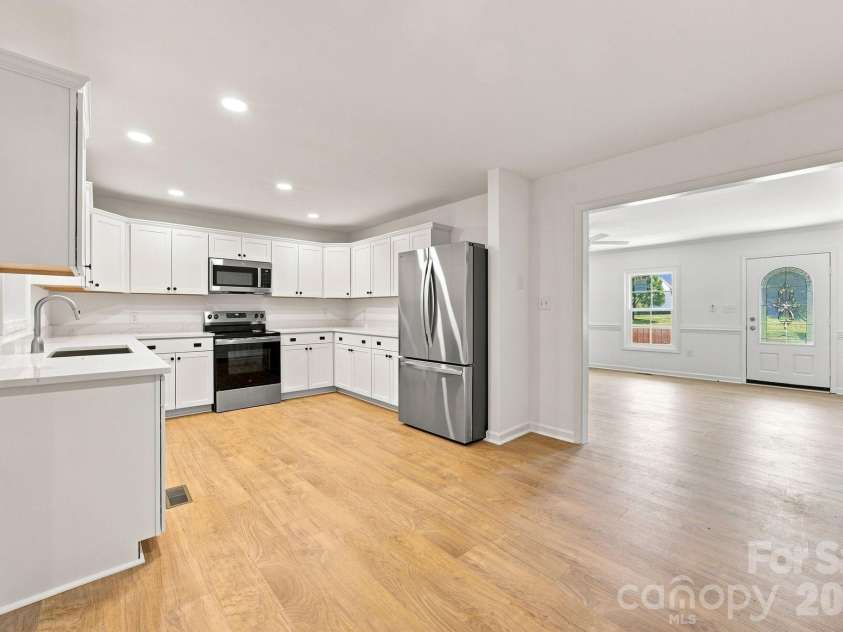 910 Little Brook Circle, York, SC 29745.  MLS# CAR4409495, YatesRealty ID 43130. Kitchen