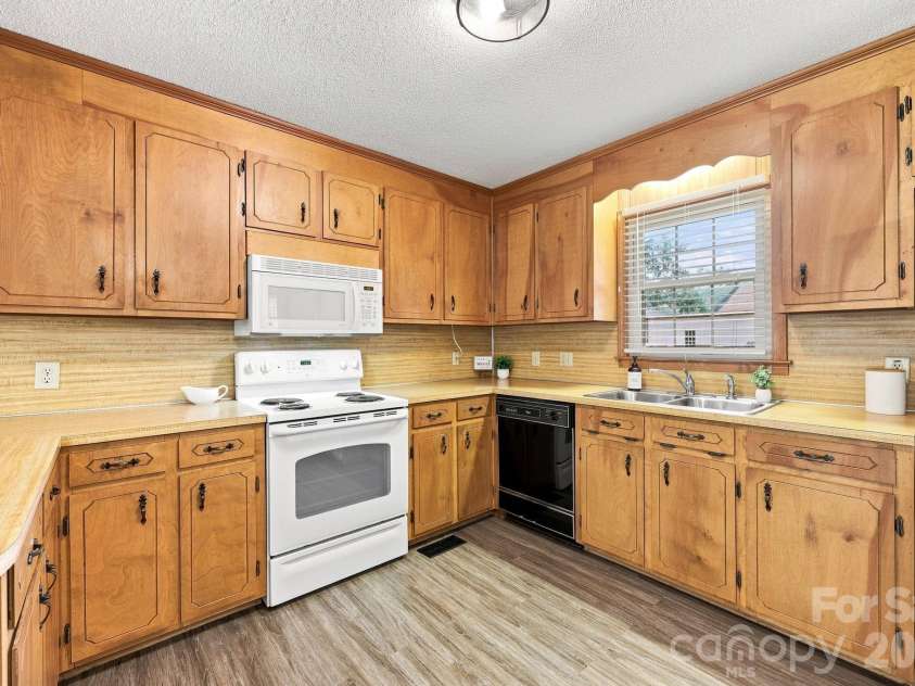 558 Snuggs Street, Albemarle, NC 28001.  MLS# CAR4410926, YatesRealty ID 43135. 