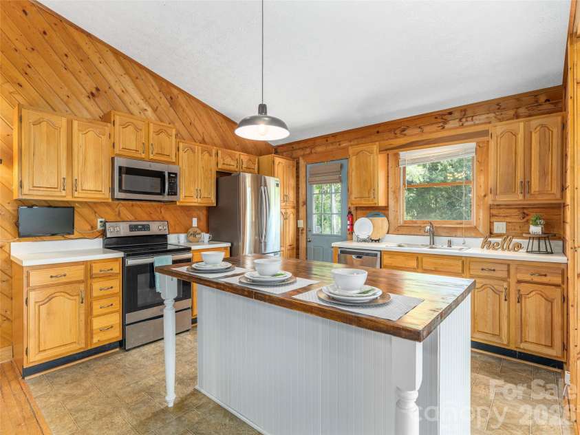 3543 Dark Ridge Road, Sylva, NC 28779.  MLS# CAR4410870, YatesRealty ID 43138. Kitchen Island