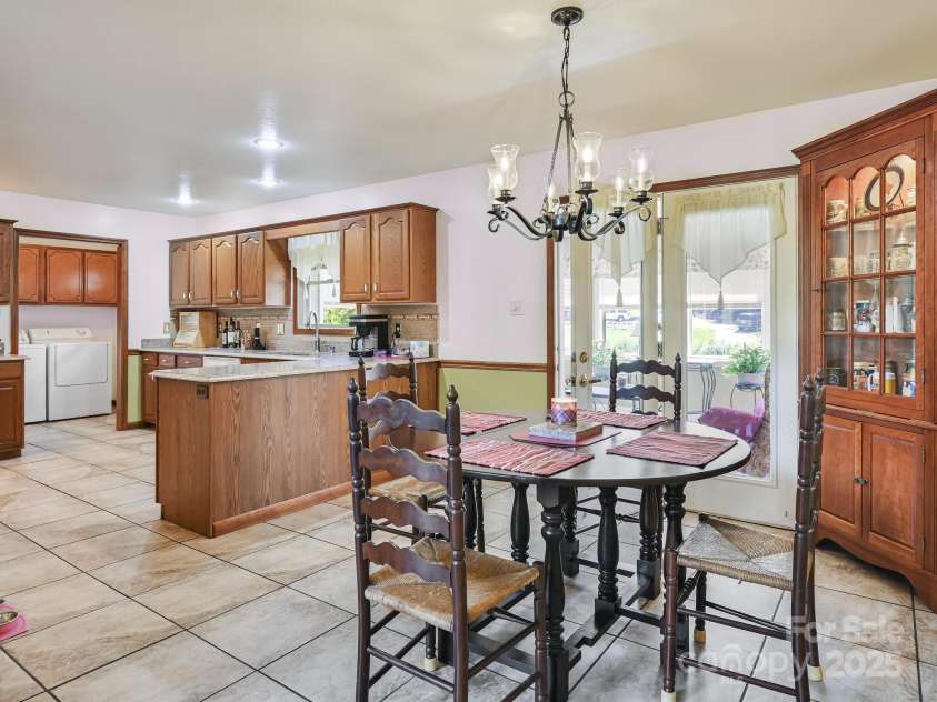20 Brooks Cove Road, Candler, NC 28715.  MLS# CAR4255964, YatesRealty ID 4314. Eat in kitchen
