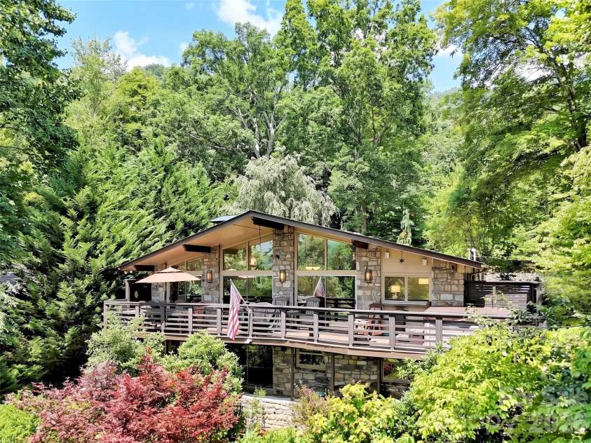 43 Red Oak Drive, Maggie Valley, NC 28751.  MLS# CAR4413068, YatesRealty ID 43140. 
