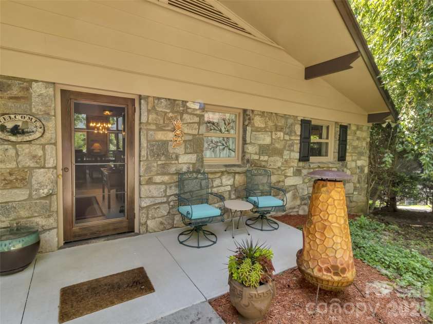 43 Red Oak Drive, Maggie Valley, NC 28751.  MLS# CAR4413068, YatesRealty ID 43140. 