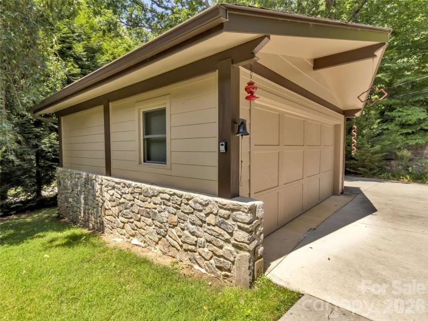 43 Red Oak Drive, Maggie Valley, NC 28751.  MLS# CAR4413068, YatesRealty ID 43140. 