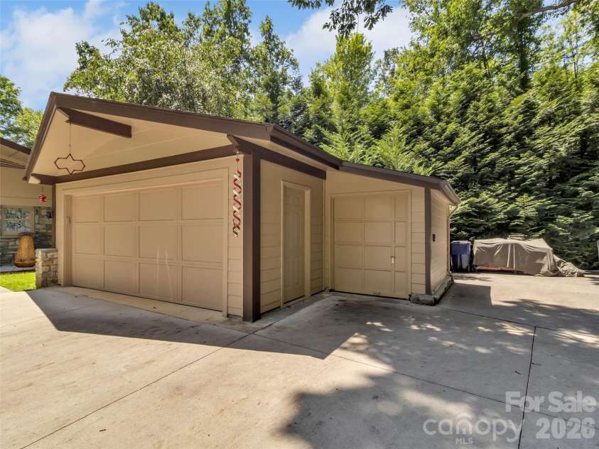 43 Red Oak Drive, Maggie Valley, NC 28751.  MLS# CAR4413068, YatesRealty ID 43140. 