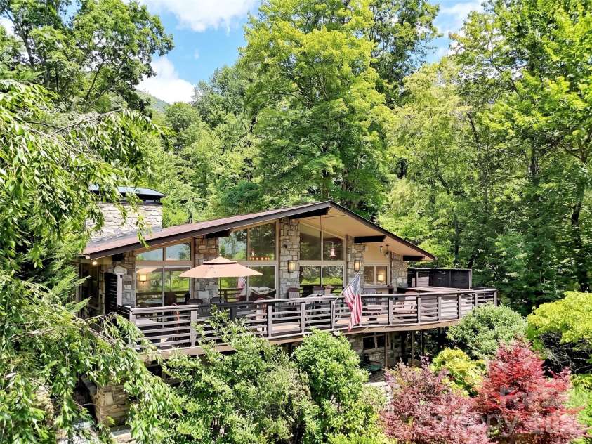 43 Red Oak Drive, Maggie Valley, NC 28751.  MLS# CAR4413068, YatesRealty ID 43140. 