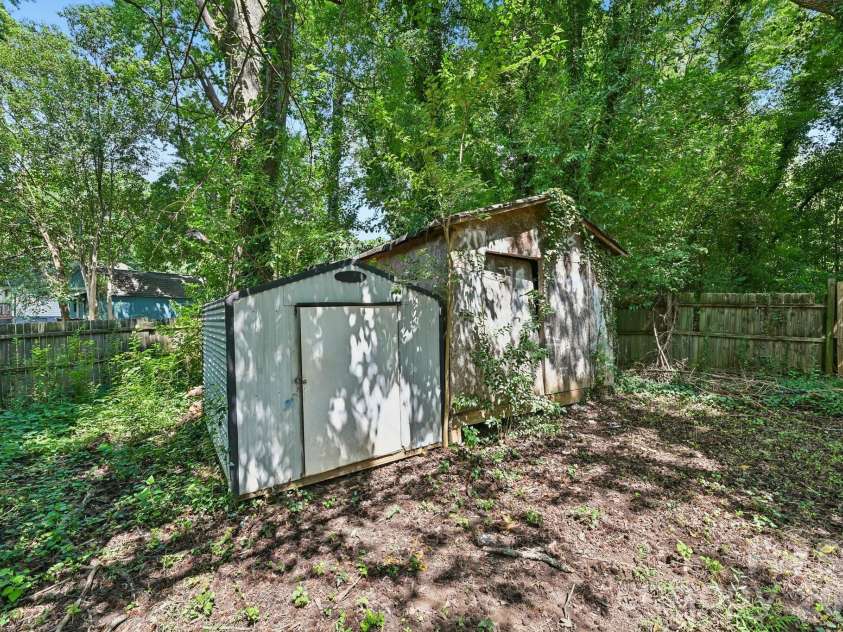 2664 Old Steele Creek Road, Charlotte, NC 28208.  MLS# CAR4411594, YatesRealty ID 43142. 