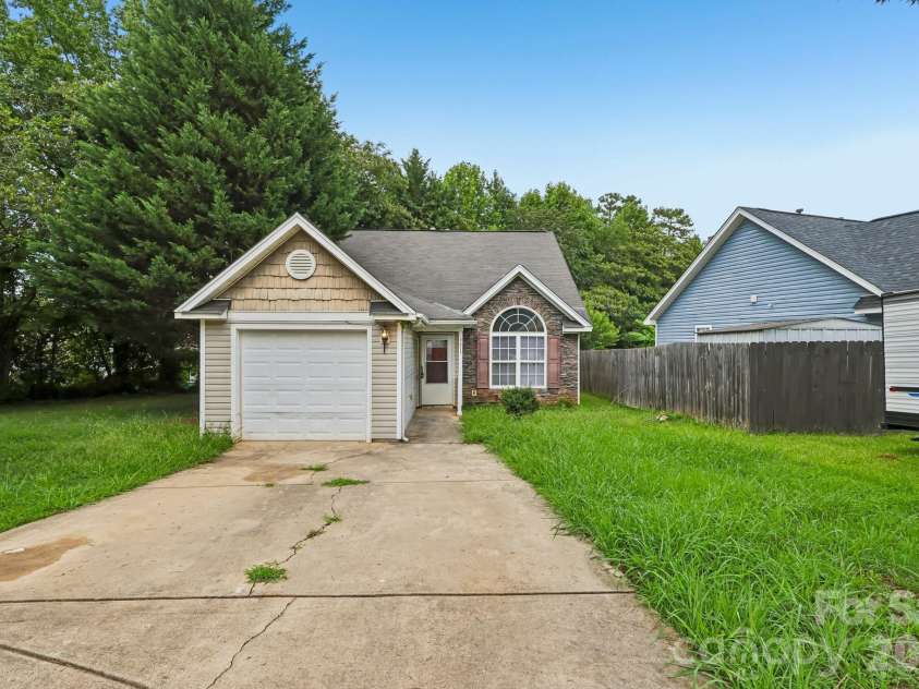 3611 Maggie Laney Drive, Charlotte, NC 28216.  MLS# CAR4411588, YatesRealty ID 43143. 