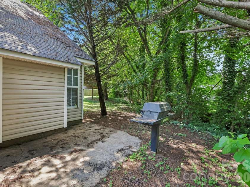 3611 Maggie Laney Drive, Charlotte, NC 28216.  MLS# CAR4411588, YatesRealty ID 43143. 