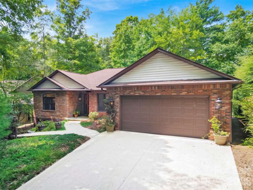 542 Soquili Drive, Brevard, NC 28712.  MLS# CAR4412344, YatesRealty ID 43149. 