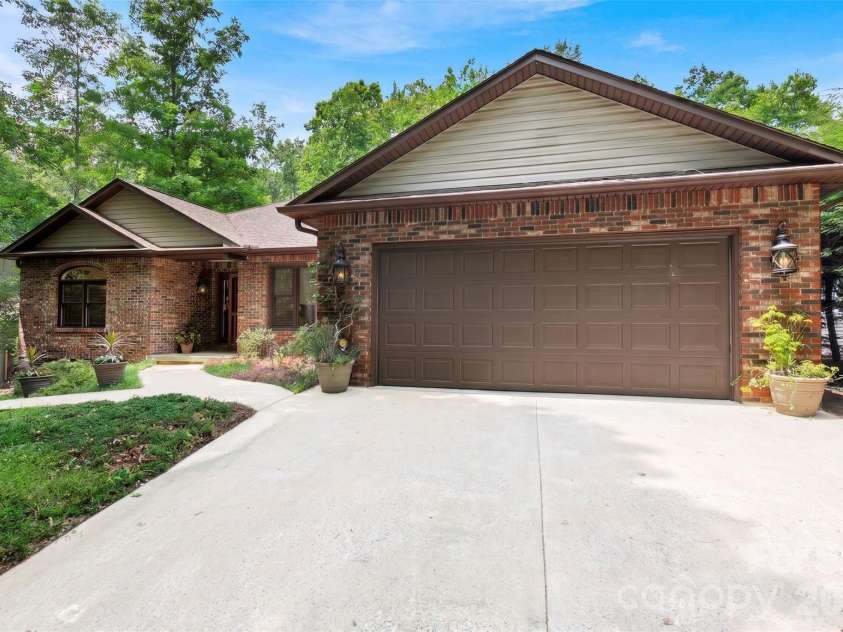 542 Soquili Drive, Brevard, NC 28712.  MLS# CAR4412344, YatesRealty ID 43149. 