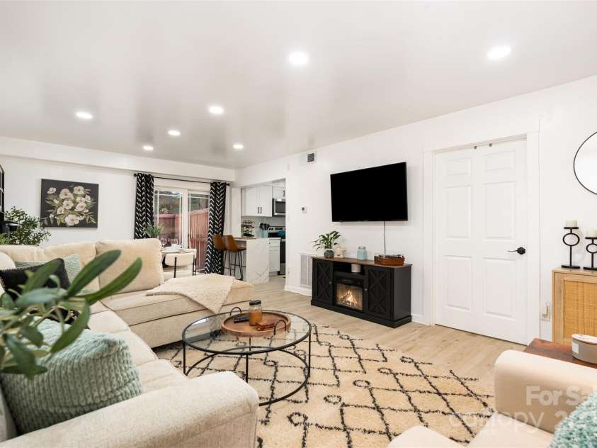 1635 Merry Oaks Road, Charlotte, NC 28205.  MLS# CAR4301961, YatesRealty ID 4315. 