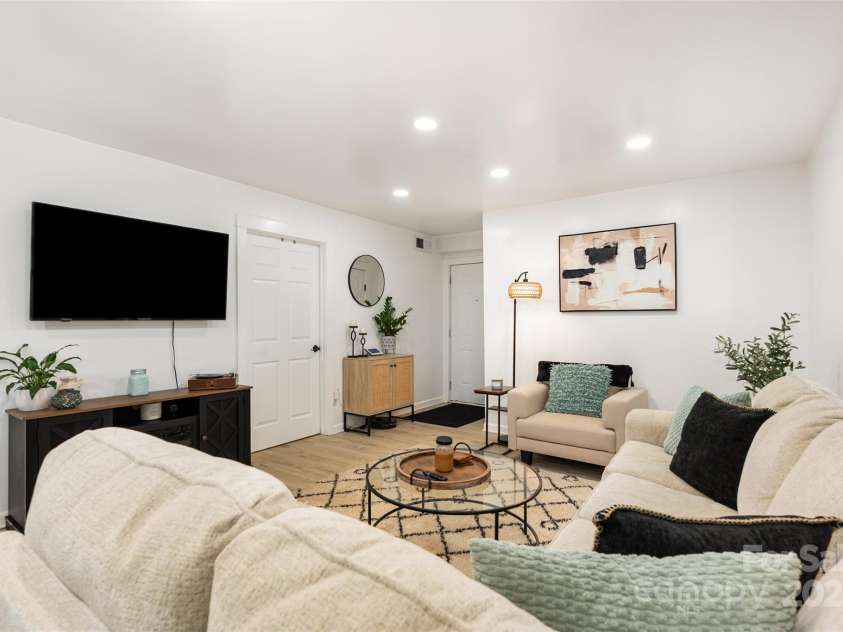 1635 Merry Oaks Road, Charlotte, NC 28205.  MLS# CAR4301961, YatesRealty ID 4315. 