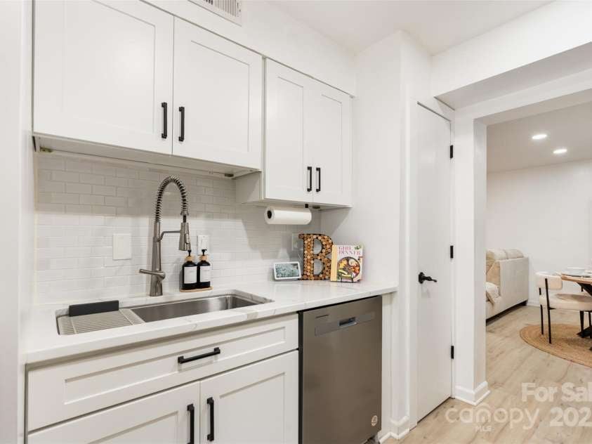 1635 Merry Oaks Road, Charlotte, NC 28205.  MLS# CAR4301961, YatesRealty ID 4315. 