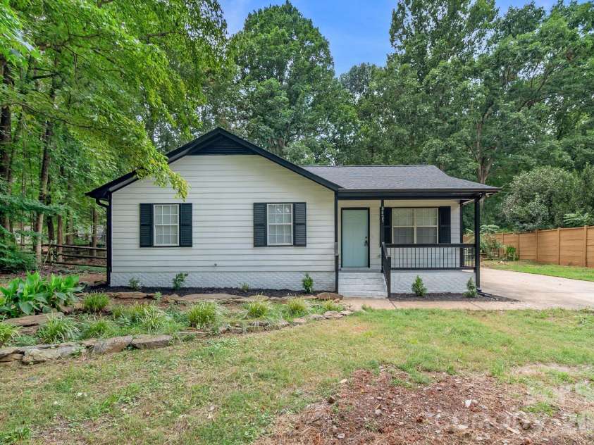 8425 Lochinvar Drive, Charlotte, NC 28227.  MLS# CAR4412621, YatesRealty ID 43152. 
