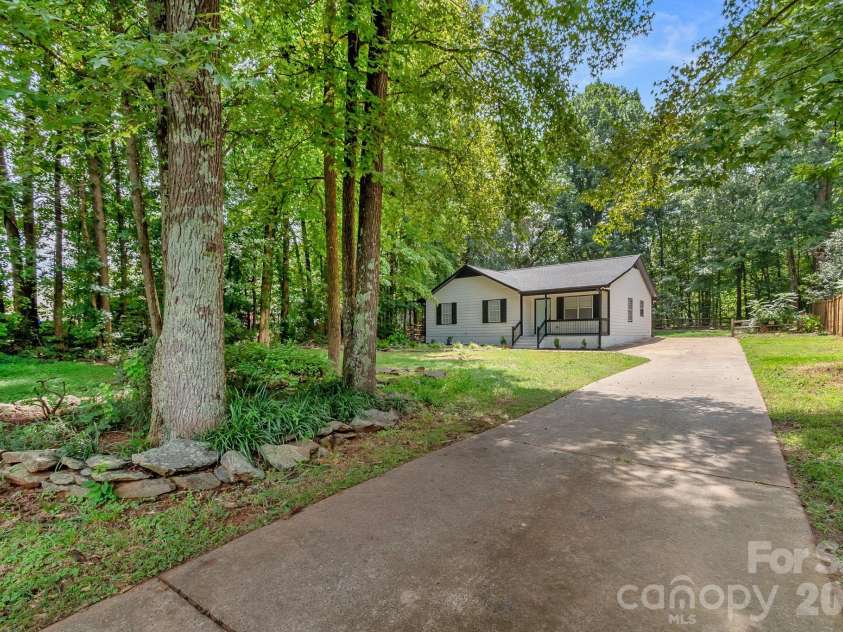 8425 Lochinvar Drive, Charlotte, NC 28227.  MLS# CAR4412621, YatesRealty ID 43152. 