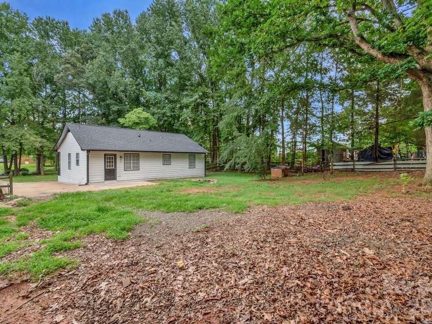 8425 Lochinvar Drive, Charlotte, NC 28227.  MLS# CAR4412621, YatesRealty ID 43152. 