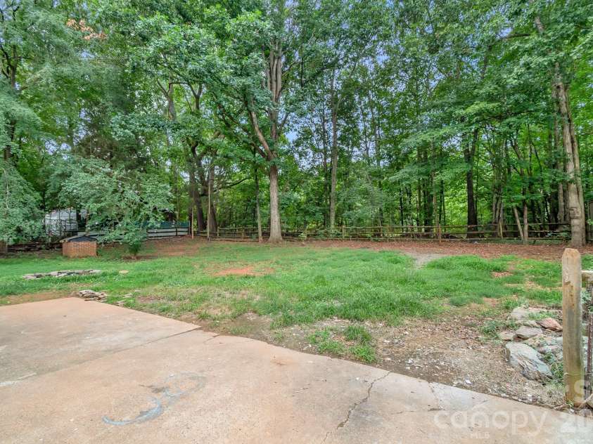 8425 Lochinvar Drive, Charlotte, NC 28227.  MLS# CAR4412621, YatesRealty ID 43152. 