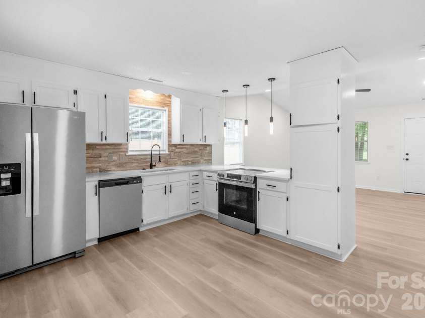 8425 Lochinvar Drive, Charlotte, NC 28227.  MLS# CAR4412621, YatesRealty ID 43152. 