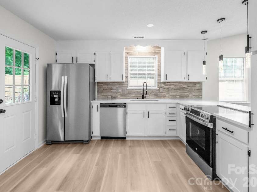 8425 Lochinvar Drive, Charlotte, NC 28227.  MLS# CAR4412621, YatesRealty ID 43152. 