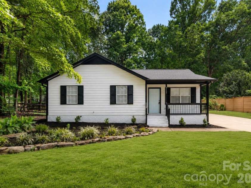 8425 Lochinvar Drive, Charlotte, NC 28227.  MLS# CAR4412621, YatesRealty ID 43152. 