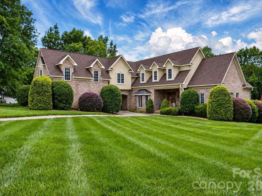 2027 Meadow Run Drive, Matthews, NC 28104.  MLS# CAR4410110, YatesRealty ID 43155. 