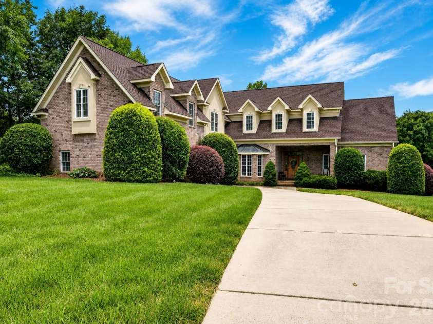 2027 Meadow Run Drive, Matthews, NC 28104.  MLS# CAR4410110, YatesRealty ID 43155. 