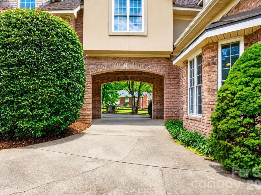 2027 Meadow Run Drive, Matthews, NC 28104.  MLS# CAR4410110, YatesRealty ID 43155. 