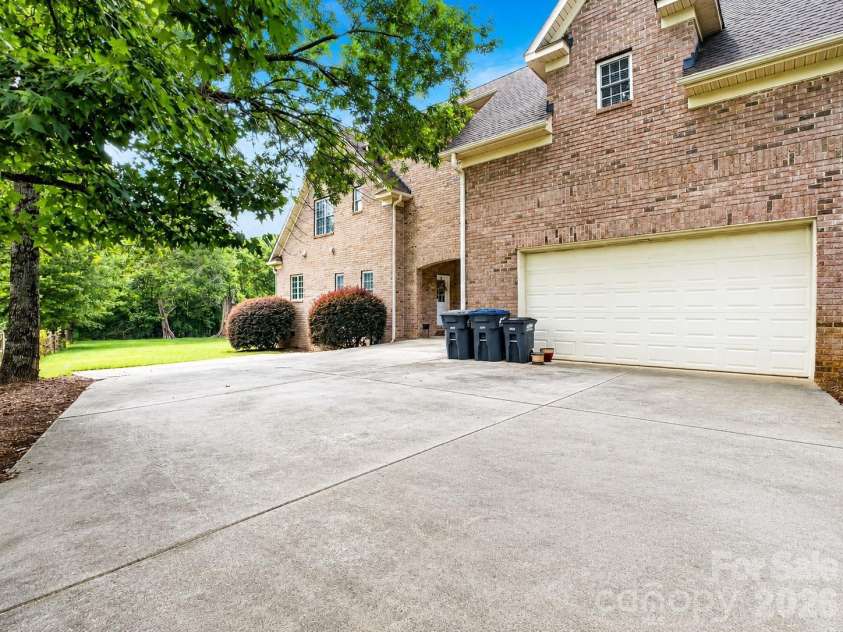 2027 Meadow Run Drive, Matthews, NC 28104.  MLS# CAR4410110, YatesRealty ID 43155. 