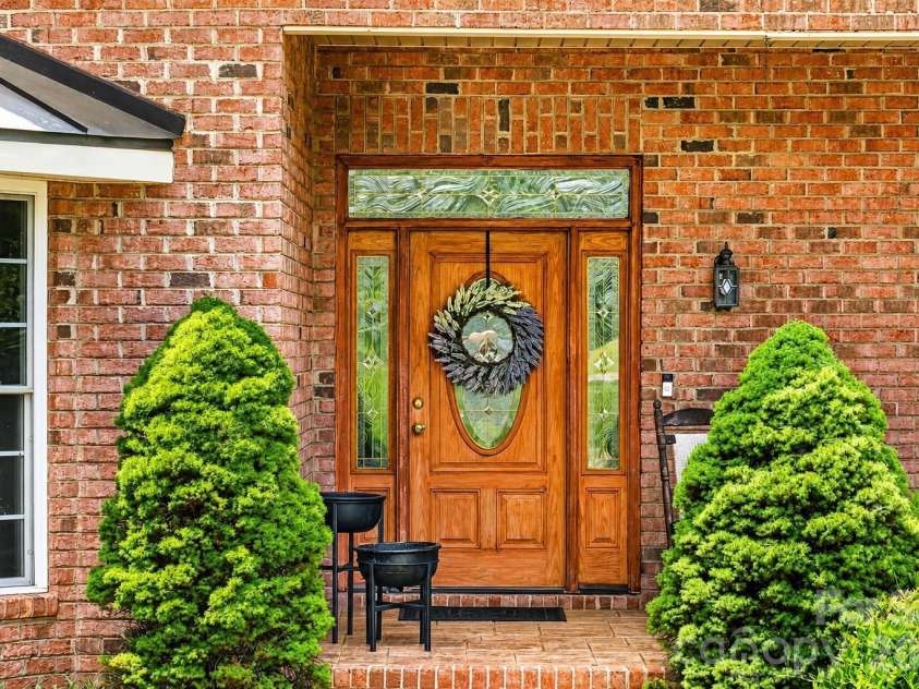 2027 Meadow Run Drive, Matthews, NC 28104.  MLS# CAR4410110, YatesRealty ID 43155. 
