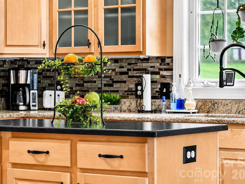 2027 Meadow Run Drive, Matthews, NC 28104.  MLS# CAR4410110, YatesRealty ID 43155. 