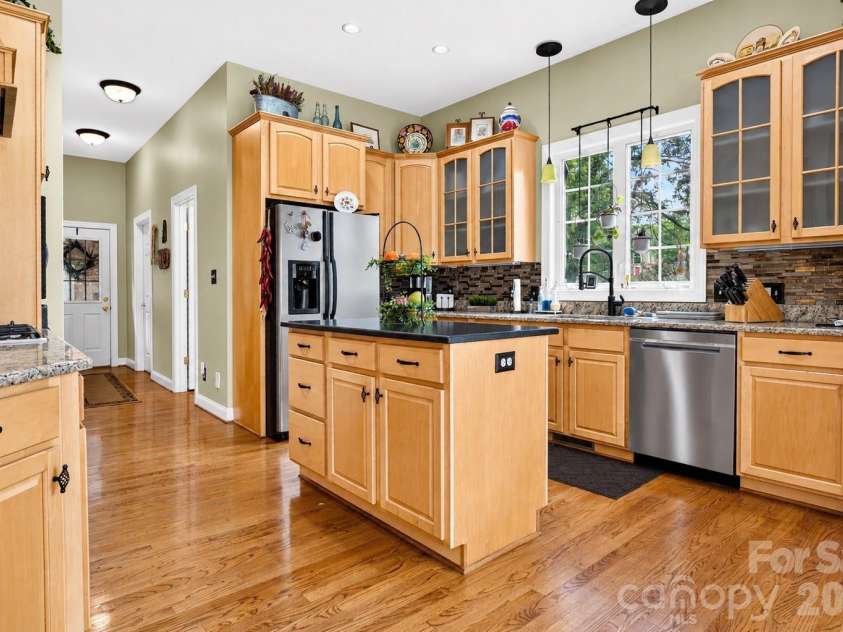 2027 Meadow Run Drive, Matthews, NC 28104.  MLS# CAR4410110, YatesRealty ID 43155. 