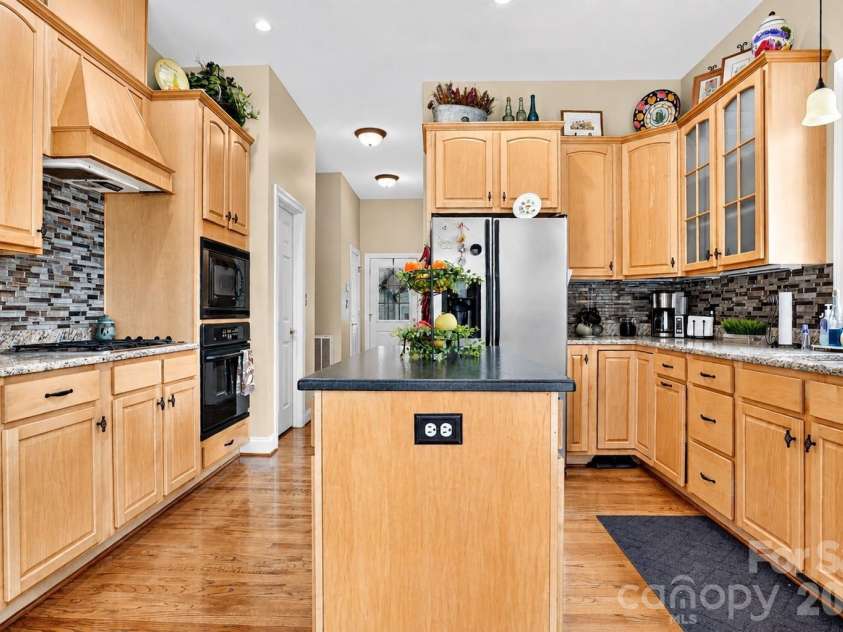 2027 Meadow Run Drive, Matthews, NC 28104.  MLS# CAR4410110, YatesRealty ID 43155. 