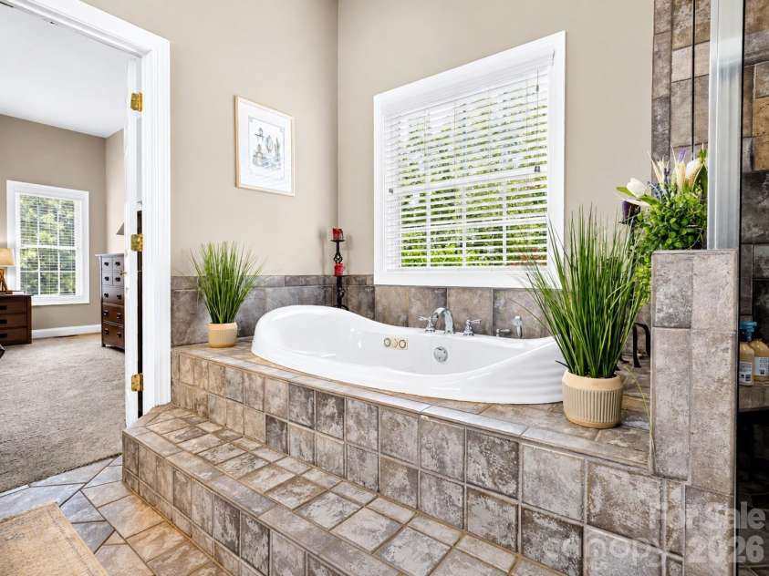 2027 Meadow Run Drive, Matthews, NC 28104.  MLS# CAR4410110, YatesRealty ID 43155. 