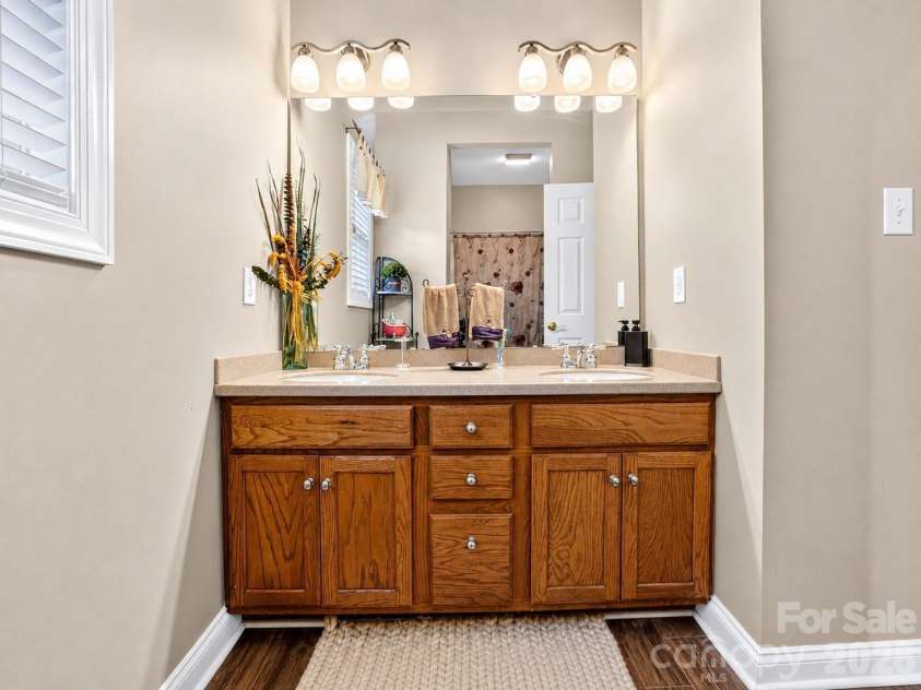 2027 Meadow Run Drive, Matthews, NC 28104.  MLS# CAR4410110, YatesRealty ID 43155. 