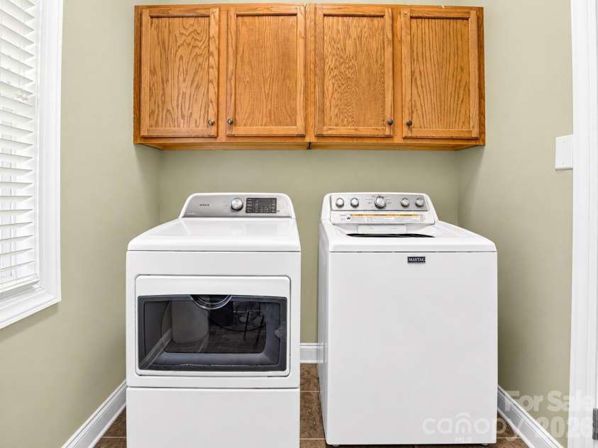 2027 Meadow Run Drive, Matthews, NC 28104.  MLS# CAR4410110, YatesRealty ID 43155. 