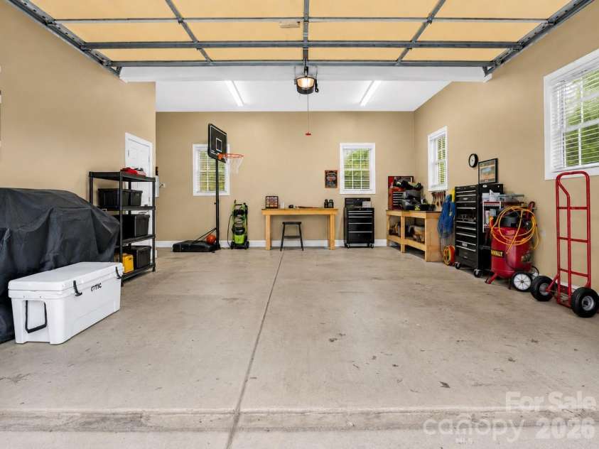 2027 Meadow Run Drive, Matthews, NC 28104.  MLS# CAR4410110, YatesRealty ID 43155. 